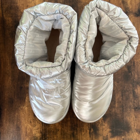 Silver moon boot style Uggs SZ10 - Picture 2 of 7